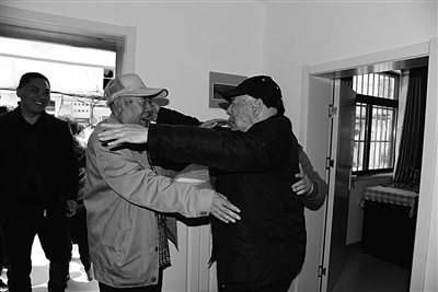 92岁抗战老兵奔波千里回乡 给90岁“新兵”弟弟祝寿
