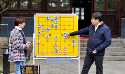 国家象棋特级大师王斌(右)、女子象棋大师冯晓曦担任大盘讲解
