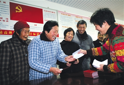 失地农民领取生活保障证。在武进,每一笔集体建设用地出让金,都会按比例提取作为失地农民保障基金。受访者供图