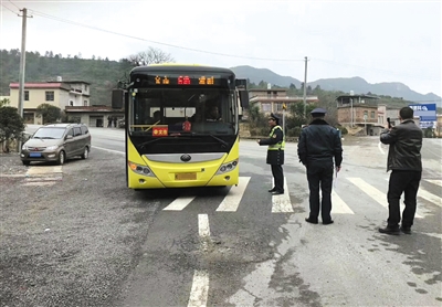 1月9日,桂林市全州县两河镇,该县交通执法队对灌阳县6路公交车开出《整改通知书》。邓振福 摄