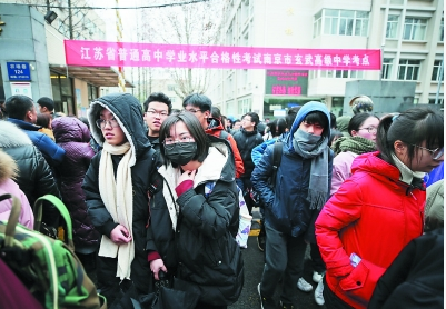 11日,考生从玄武高级中学考点走出。徐琦 摄