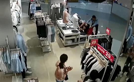 江苏宿迁商场上演警匪大片 民警飞身扑倒嫌犯