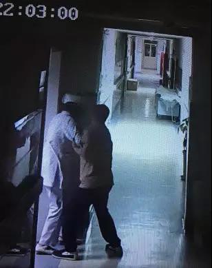 小学安保主任酒后调戏女护士 摸脸不成拿扫帚抽脸