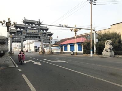 2019年1月7日，西丰村村口。案发时，郭宁倒在右侧的石狮子前。新京报记者 王翀鹏程 摄