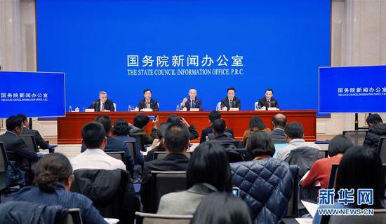 12月27日,国务院新闻办公室在北京举行新闻发布会,请中国卫星导航系统管理办公室主任、北斗卫星导航系统新闻发言人冉承其,北斗系统工程副总设计师、北斗三号工程卫星总师谢军,北斗三号工程卫星总师林宝军,北斗三号工程地面运控系统总师陈金平介绍北斗三号系统提供全球服务一周年有关情况,并答记者问。新华社记者 潘旭 摄
