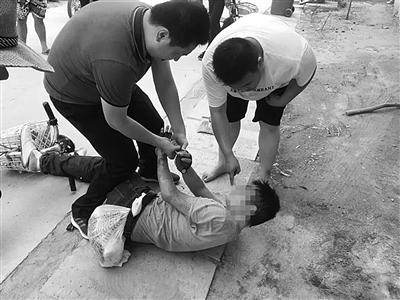 盗匪冲撞警车还持刀拒捕 连云港街头上演警匪追逐战