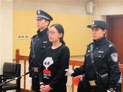 11月2日,孟某因涉嫌侵犯公民个人信息罪,在西城法院受审,孟某当庭表示认罪。新京报记者 左燕燕 摄