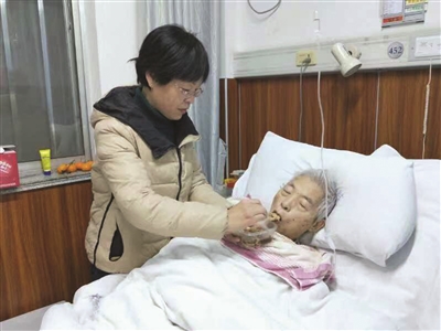 赵晓勤无微不至地照顾老父亲,图为她在给老父亲喂饭。 受访者供图
