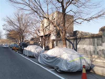 昨日,西兴隆街,跨位停车加罩车衣占用路侧停车位。