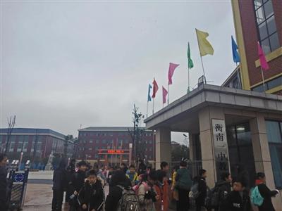 1月2日下午,罗毅就读的华星学校门口,学生们正在放学。本版图片/新京报记者 段睿超