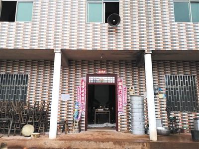 1月2日,罗毅父母的寿棺停在家中的堂屋里。