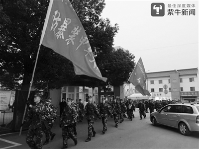 武警驻锡某部机动第二支队的官兵野外拉练。