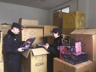 警方在制假工厂进行调查。