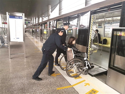 南京地铁升级助残服务 一块连接板方便一群人