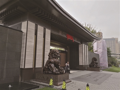 一块红布醒目地挂在大门正中藏住了“应天府”。