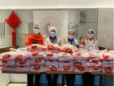 武汉肯德基必胜客员工志愿者在为医务人员准备餐点,为武汉加油