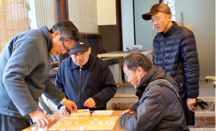 赛场围观的棋迷复盘交流