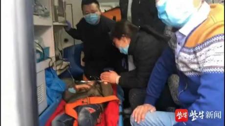 孩子被抬上救护车