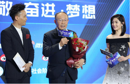 (党中央、国务院授予的改革先锋,“张家港精神”的塑造者,张家港市原市委书记秦振华)