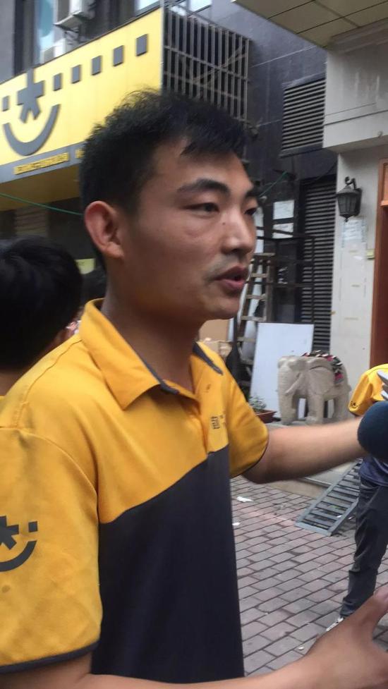 5岁男童6楼坠下  快递小哥用床单接娃自己摔倒受伤