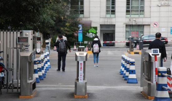 2018年10月11日,江苏省南京市,南京大学鼓楼校区北园教学区西门已经安装了门禁系统。东方IC 资料图