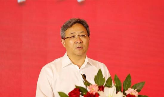 市委副书记、市长王昊在宿迁市第二届“十佳新锐宿商”“十佳商会”授牌仪式上讲话