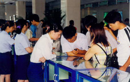 图:1999年人们在手机通信市场购买移动2G手机