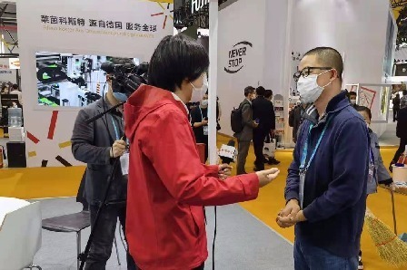 投资公司总经理向军在上海进博会作招商宣传和推广