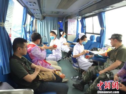 资料图:民众在献血车上献血。 吴鹏泉 摄