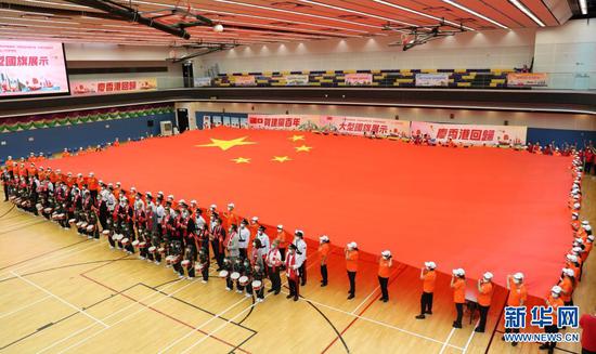 7月1日,在香港坑口体育馆,香港市民展示大型国旗。新华社记者 李钢 摄