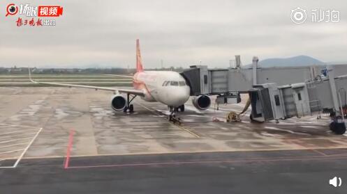 雷雨交加导致机场大面积延误 南京一航班疑似遭雷击无法起飞