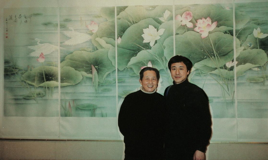 1993年，李长白、李小白父子在台北远东画廊画展荷花照前留影