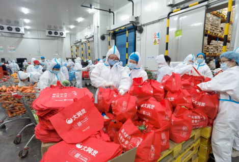 大润发工作人员正在分拣打包商品