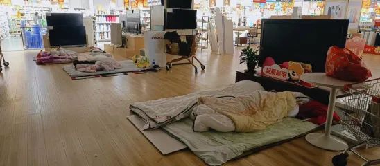 大润发家电区内的员工地铺
