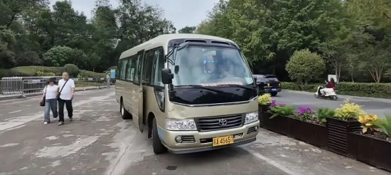 酒店派出接驳车在地铁下马坊站为游客提供接驳服务。