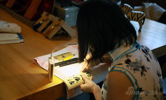手工艺人现场制作竹刻留青