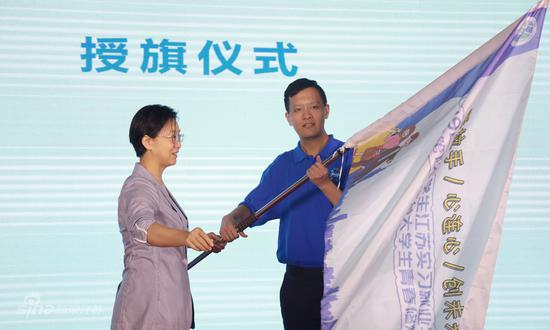 江苏省人民政府台湾事务办公室主任练月琴向实习生代表授营旗