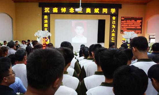 高二女生不慎落水被同伴救起 施救男生体力不支溺亡