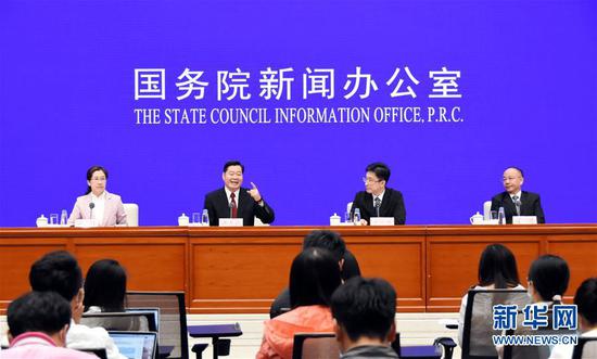 8月28日,国务院新闻办公室在北京举行新闻发布会,请国务院扶贫办副主任洪天云,国务院扶贫办社会扶贫司负责人王大洋,广东省委农办、扶贫办专职副主任梁健介绍消费扶贫行动有关情况,并答记者问。 新华社记者 潘旭 摄