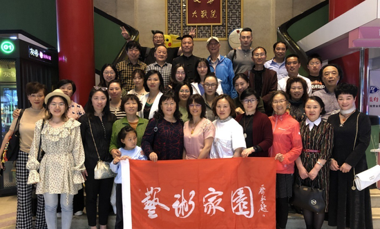 部分观片的艺术家园人士留影(范素丽摄影)