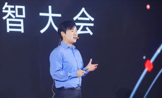 百度集团资深副总裁、百度移动生态事业群组(MEG)总经理何俊杰为大会开场致辞。