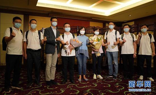 香港市民代表与内地核酸检测支援队的先遣队队员一起合影(8月2日摄)。 新华社记者 李钢 摄