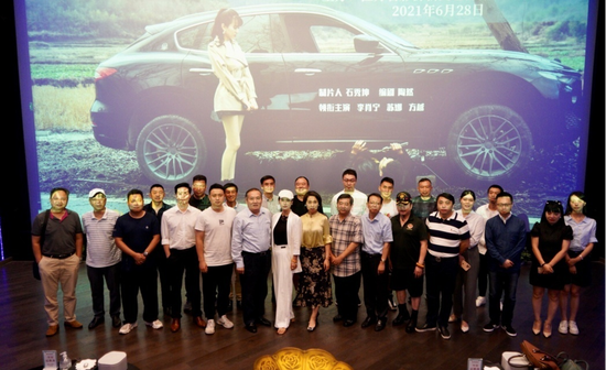 部分与会人士合影