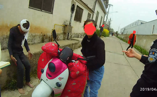 男子满头是血站都站不稳 酒喝太多摔的