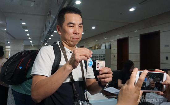 台湾媒体记者体验免费办理交通卡
