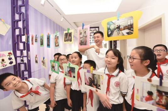江阴市城西中心小学举办“我和我的老师”影像展,表达对老师的祝福。(沈思远 摄)