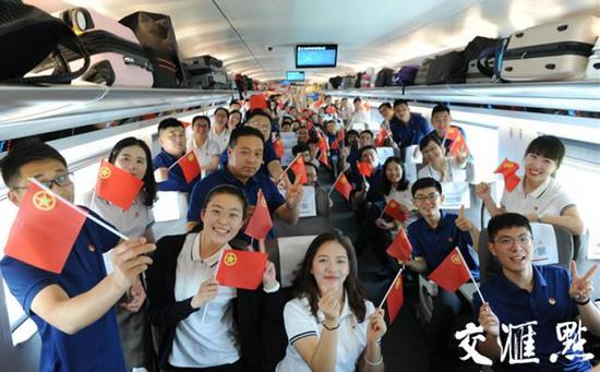 共青团第十八次全国代表大会江苏代表团赴京参