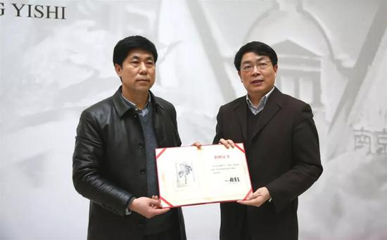 任利剑书记代表东南大学接受捐赠,并向顾伟玺教授颁发了收藏证书