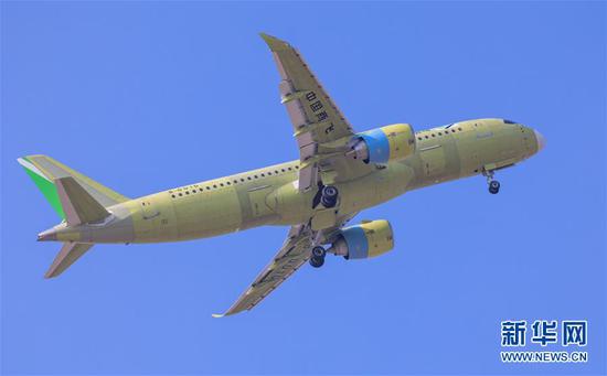 12月27日,C919大型客机106架机在上海浦东机场起飞。 新华社发