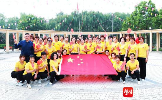 |“我与国旗合个影” 兴化舞蹈队员为祖国庆生